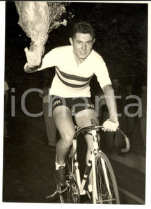 Fotografia d epoca originale 1955 MILANO CICLISMO su pista  MOROSI vincitore per gli allievi Foto 14x18 1