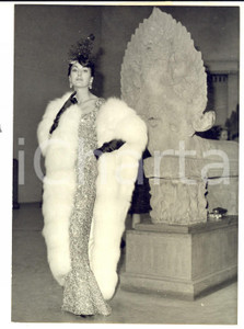 Fotografia d epoca originale 1962 PARIS MUSEE GUIMET Mannequin avec une robe de FERRERAS et maquillage KHMER 1