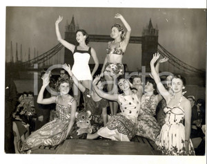 Fotografia d epoca originale 1957 LONDON Models cruising down the river in 1958 fashions Photo 20x15 cm 1