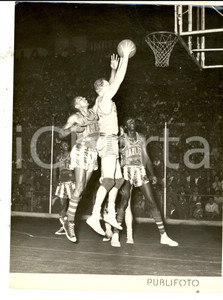 Fotografia d epoca originale 1960 ca GENOVA BASKET Partita degli HARLEM GLOBETROTTERS Fotografia 18x24 cm 1