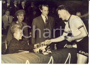 Fotografia d epoca originale 1962 BRUXELLES GRAND PRIX DU ROI Albert et Paola de LIEGE fÃ©licitent LÃ©o STERECK 1