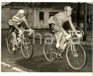 Fotografia d epoca originale 1959 CICLISMO MILANOSANREMO Vito FAVERO e Paolo GUAZZINI Foto 24x18 cm 1
