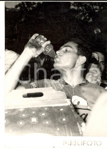 Fotografia d epoca originale 1955 CICLISMO GIRO D ITALIA NAPOLI Vincenzo ZUCCONELLI festeggiato all arrivo 1