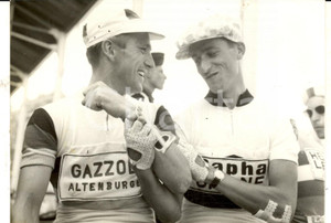 Fotografia d epoca originale 1960 TOUR DE FRANCE LIMOGESBORDEAUX Hans JUNKERMANN e Tom SIMPSON alla partenza 1