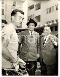 Fotografia d epoca originale 1957 GIRO D ITALIA GENOVASAINTVINCENT Ciclisti e dirigenti alla partenza Foto 1