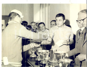 Fotografia d epoca originale 1960 ca CICLISMO ITALIA Una premiazione per i corridori Foto 24x18 cm 1