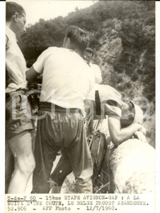 Fotografia d epoca originale 1960 TOUR DE FRANCE AVIGNONGAP Louis PROOST abbandona dopo una caduta Foto 1