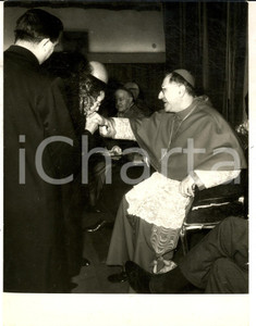 Fotografia d epoca originale 1957 GENOVA Card. Giuseppe SIRI allo stabilimento ERG per Messa Pasquale  Foto 1