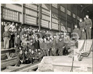 Fotografia d epoca originale 1955 GENOVA VOLTRI Cantieri COSTAGUTA Gli operai della nuova dragamine TIMO Foto 1