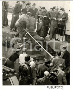 Fotografia d epoca originale 1955 ca Porto di GENOVA Trasporto della vittima di un incidente Foto 20x24 cm 1