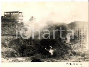 Fotografia d epoca originale 1955 ca GENOVA Un incendio in cittÃ  Fotografia reportage  24x18 cm 1