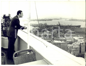 Fotografia d epoca originale 1958 GENOVA Ambasciatore della Germania in visita osserva il porto Foto 24x20 1