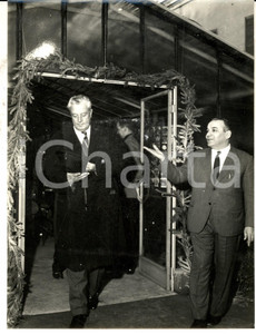 Fotografia d epoca originale 1955 ca GENOVA Sindaco Vittorio PERTUSIO in visita a un vivaio  Foto 18x24 cm 1