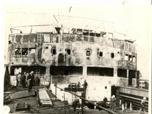 Fotografia d epoca originale 1955 ca Porto di GENOVA Intervento su una nave in fiamme Foto reportage 24x18 1