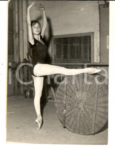 Fotografia d epoca originale 1953 PARIS Giovane ballerina Claudine BARBINI in allenamento Foto DANNEGGIATA 1