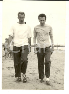 Fotografia d epoca originale 1954 VENEZIA MOSTRA DEL CINEMA Jacques BECKER a passeggio sul lido Foto 13x18 1