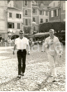 Fotografia d epoca originale 1962 PORTOFINO Glenn FORD a passeggio con un amico Foto 13x18 cm 1