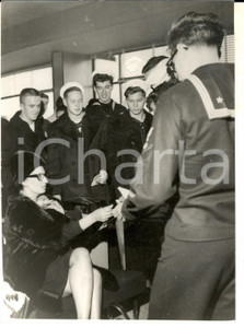 Fotografia d epoca originale 1963 MADRID Sophia LOREN salutata da un gruppo di marinai Foto 14x18 cm 1