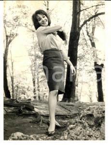 Fotografia d epoca originale 1963 MILANO Lea NANNI durante una pausa dalla Fiera dei sogni Foto 13x18 cm 1