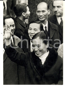 Fotografia d epoca originale 1973 PARIS Nguyen Duy TRINH saluta dopo l accordo per la pace nel VIETNAM Foto 1