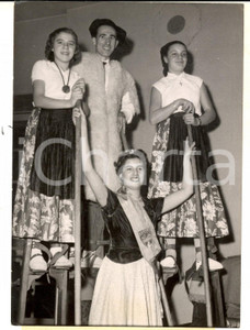 Fotografia d epoca originale 1953 PARIS Les landais de la ville ont Ã©lu la reine Denise MARTIN Photo 13x18 1