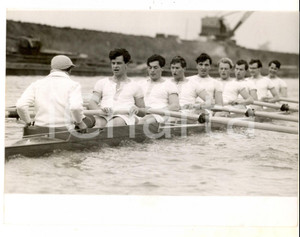 Fotografia d epoca originale 1960 LONDON University Boat Race  Training for the CAMBRIDGE crew Photo 16x20 1