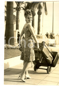 Fotografia d epoca originale 1963 FESTIVAL CANNES Maria LUZ parte per un giro del mondo a piedi Foto 13x18 1