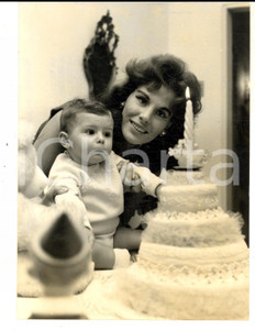Fotografia d epoca originale 1963 MILANO Ornella VANONI festeggia il primo compleanno del figlio Foto 14x18 1