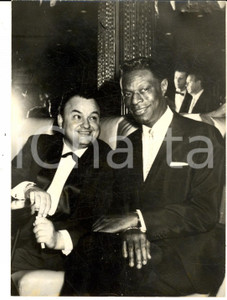 Fotografia d epoca originale 1963 LAS VEGAS Luciano TAJOLI incontra Nat KING COLE in tournÃ©e Foto 14x18 cm 1