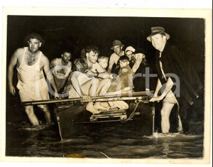 Fotografia d epoca originale 1955 DUBBO AUSTRALIA Family WRIGHT rescued after a fllood Photo 20x15 cm 1