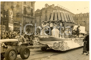 Fotografia d epoca originale 1954 TORINO CARNEVALE Sfilata dei carri per le vie della cittÃ  Foto 18x13 cm 1
