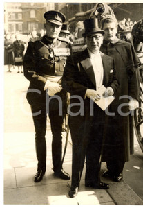 Fotografia d epoca originale 1956 LONDON Ambassador ECUADOR Luis Antonio PENAHERRERA going to see the Queen 1