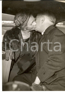 Fotografia d epoca originale 1960 LONDON Farewell kiss archibishop Geoffrey FISHER to his wife Photo 14x20 1