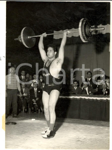 Fotografia d epoca originale 1954 MILANO SOLLEVAMENTO PESI Gara ERCOLE 1954  Rosario BANDO alza 115 kg Foto 1