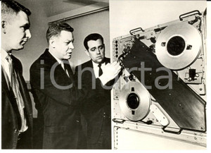 Fotografia d epoca originale 1960 DENVER Tecnici GENERAL ELECTRIC su macchinario per lotta antisommergibile 1
