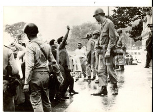 Fotografia d epoca originale 1962 ARGENTINA Peronisti manifestano pro presidente Arturo FRONDIZI Foto 1