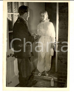 Fotografia d epoca originale 1954 LONDON FASHION Adrianne GERMAIN WEARING  Turkish bath outfit Photo 14x18 1