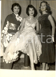 Fotografia d epoca originale 1956 LONDON MISS MONDO Petra SCHURMANN con Miss Giappone e Miss USA Foto 15x20 1