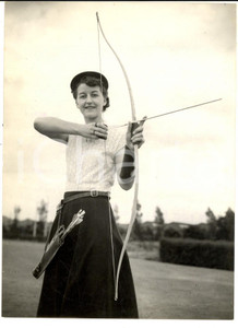 Fotografia d epoca originale 1953 BIRMINGHAM Archer Dorothy HINTON during practice for National Championship 1