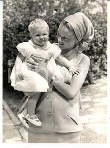 Fotografia d epoca originale 1963 MARINA DI MASSA Paola del Belgio in spiaggia con la figlia Astrid Foto 1