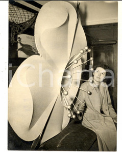 Fotografia d epoca originale 1953 LONDON A coronation rose on a train with employee Sheila ROBINSON Photo 1