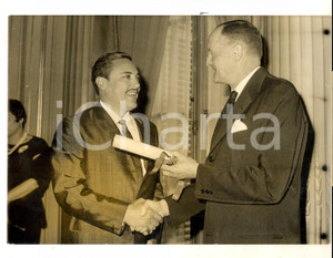 Fotografia d epoca originale 1963 PARIS Mario DEL MONACO riceve la medaglia d oro per meriti culturali Foto 1