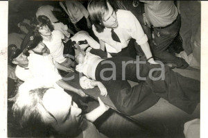 Fotografia d epoca originale 1974 LONDON Soccorsi a una fan svenuta al concerto di David CASSIDY Foto 18x13 1