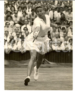 Fotografia d epoca originale 1955 TENNIS WIMBLEDON Louise BROUGH playing against Heather  BREWER Photo 1