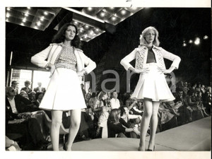 Fotografia d epoca originale 1973 MILANO Hotel HILTON Moda austera per la primaveraestate Foto 18x13 1