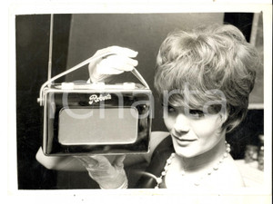 Fotografia d epoca originale 1961 LONDON Victoria STEVENS con una nuova radio ROBERTS Foto DANNEGGIATA 1