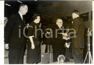 Fotografia d epoca originale 1962 BRUXELLES Romano GUARDINI riceve PREMIO ERASMO da Bernardo d Olanda Foto 1
