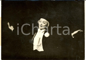 Fotografia d epoca originale 1962 PARIS THEATRE DE L OLYMPIA Marlene DIETRICH chante en habit Photo 1