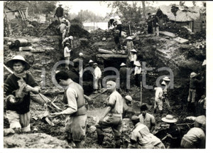 Fotografia d epoca originale 1973 HANOI GUERRA DEL VIETNAM Operai lavorano per ricostruire via Kham Thien 1
