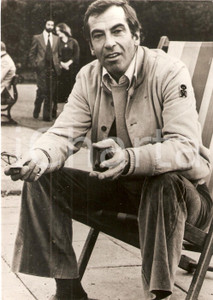 Fotografia d epoca originale 1970 ca CINEMA Ritratto di Roger VADIM seduto su una sdraio Foto 1